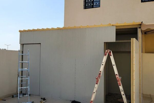 الفرق بين الساندوتش بانل والبريكاست