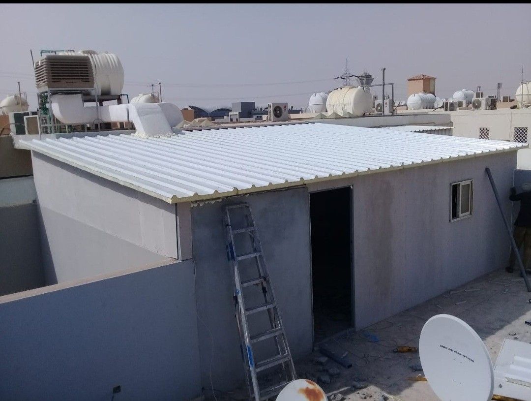 بناء ملاحق ساندوتش بانل في الرياض بسرعة قياسية