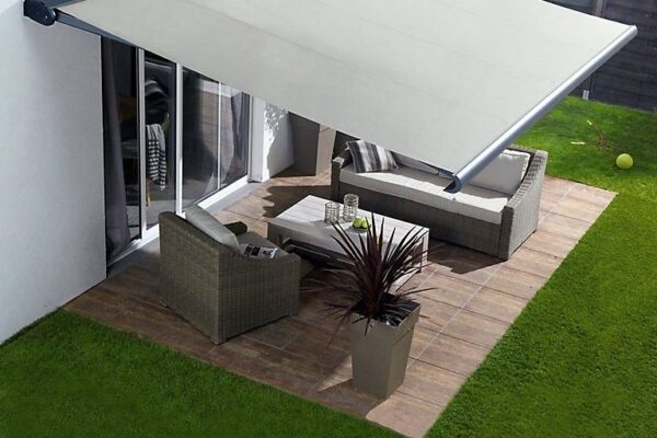 الفرق بين المظلات الكهربائية والمظلات الثابتة